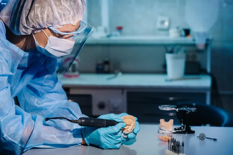 prosthedontist-milling-implant-model